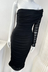 Schickes schwarzes, figurbetontes Cocktailkleid mit einem Ärmel